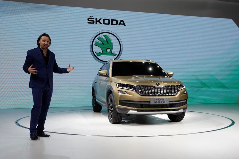 © Reuters. Jozef Kaban, Head of Skoda Design, introduces Skoda Kodiaq in Guangzhou