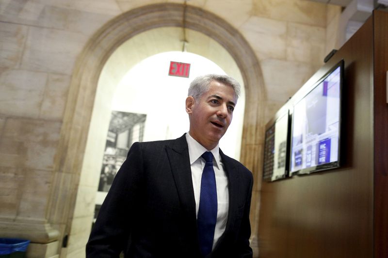 © Reuters. Activist investor Bill Ackman, chief executive of Pershing Square walks on the floor of the New York Stock Exchange