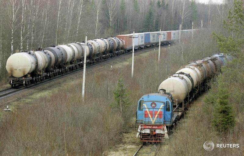 © Reuters. Цистерны с нефтью у НПЗ в Новополоцке