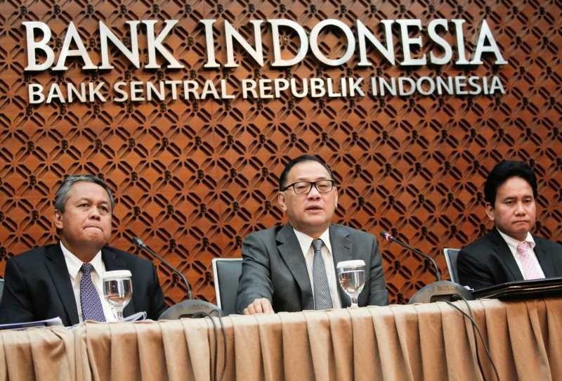 © Reuters. Indonesia's Central Bank Governor Martowardojo speaks to reporters beside Deputy Governor Warjiyo and Senior Deputy Governor Adityaswara at Bank Indonesia headquarters in Jakarta