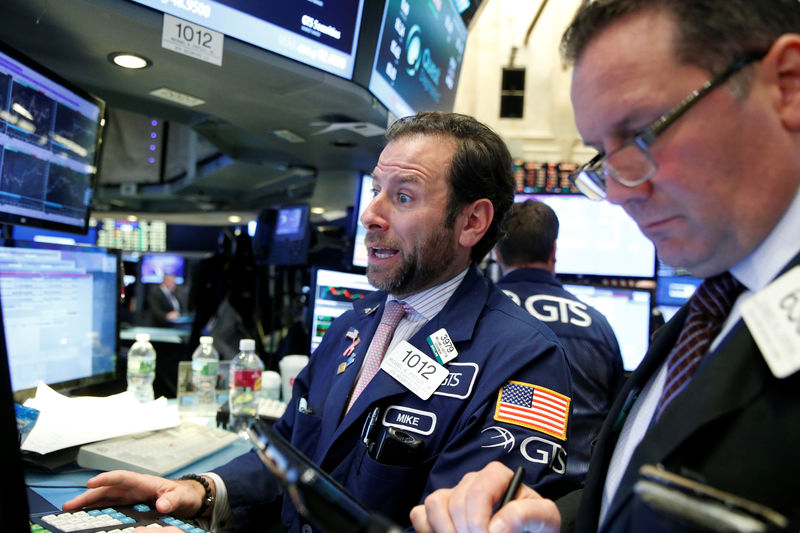 © Reuters. Traders work on the floor of the NYSE