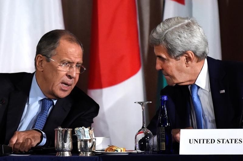 © Reuters. لافروف وكيري يبحثان الوضع في سوريا وأوكرانيا خلال لقاء في بيرو