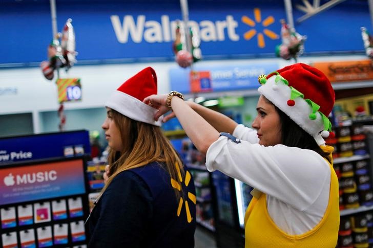 © Reuters. Walmart workers get ready for Christmas season at a Walmart store in Teterboro