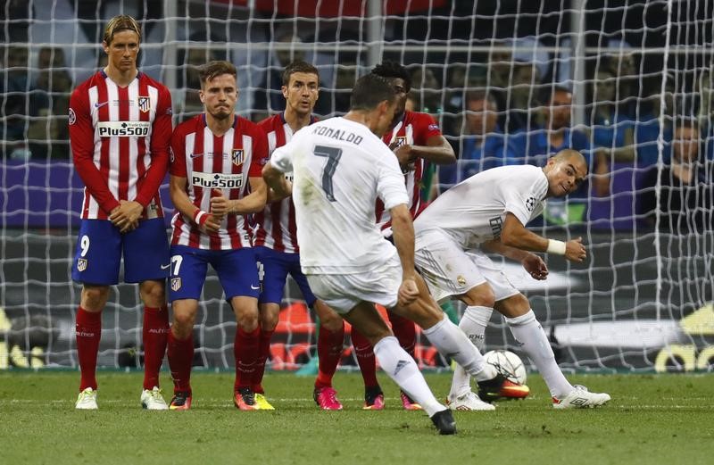 © Reuters. El Real Madrid busca acabar con la hegemonía del Atlético en el derbi