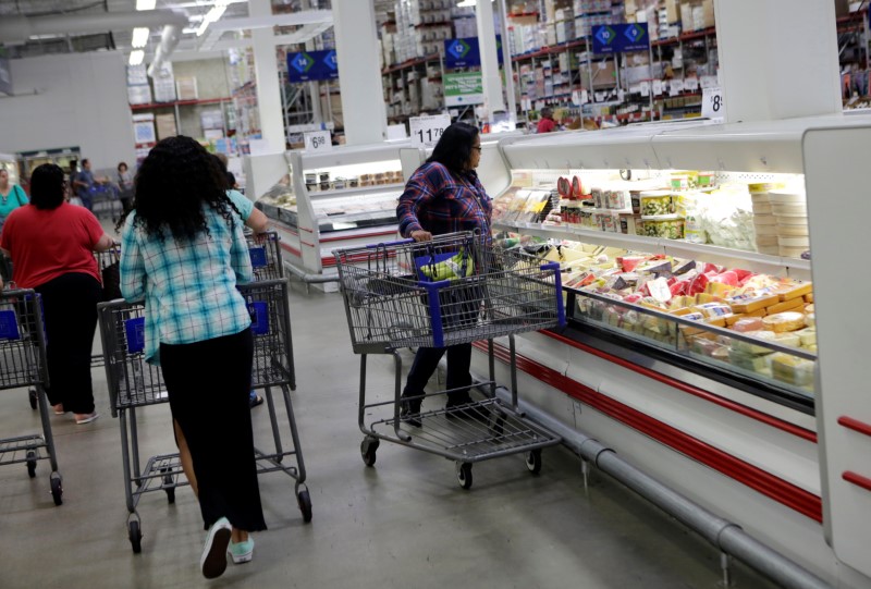 © Reuters. People flock to the supermarket to take care of last minute shopping in anticipation of Hurricane Matthew, in Coral Springs