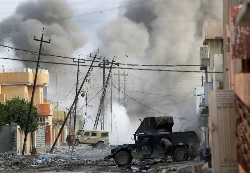 © Reuters. Fuerzas iraquíes aún no toman control de Mosul; batalla entra en segundo mes