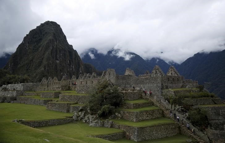 © Reuters. Visitors walk at the Inca citadel of Machu Picchu in Cusco
