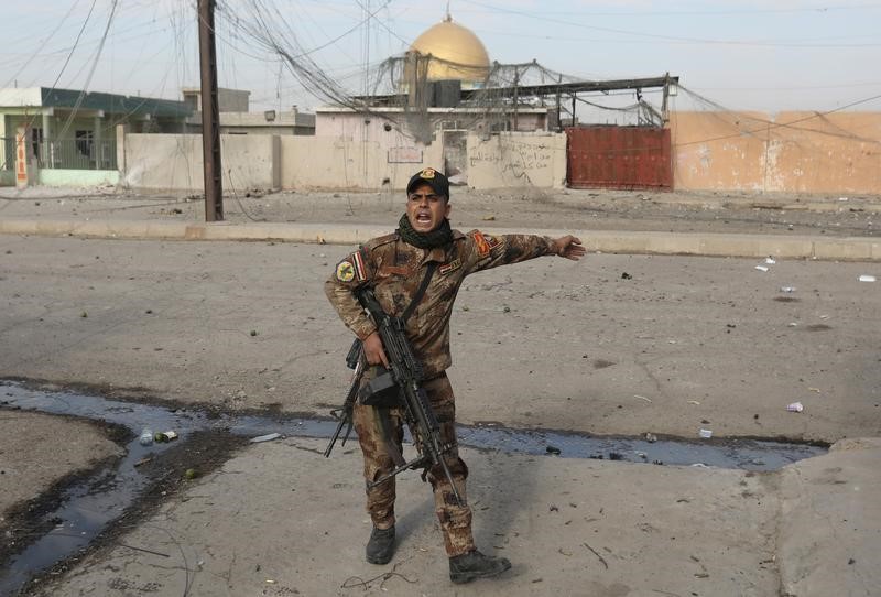 © Reuters. القوات العراقية تسعى لإحكام حصار الموصل مع دخول الهجوم شهره الثاني