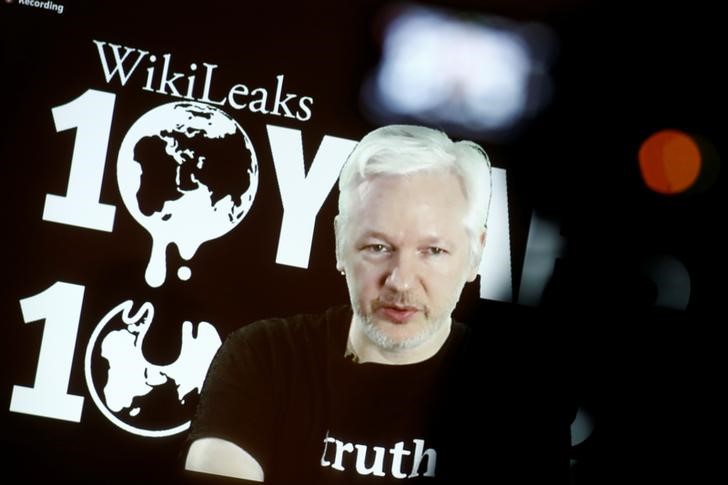 © Reuters. Fundador e editor chefe do WikiLeaks, Julian Assange, fala através de videoconferência em coletiva de imprensa em Berlim, Alemanha