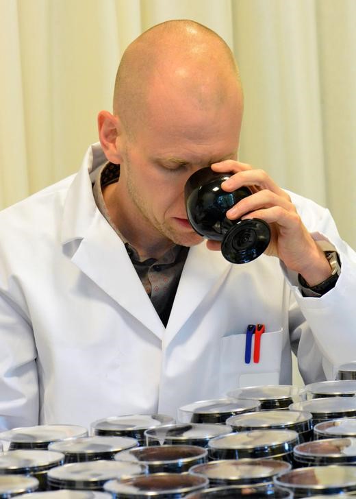 © Reuters. Professor Kevin Verstrepen, da Universidade de Leuven e do instituto de pesquisas científicas VIB participa de degustação de cerveja com alunos como parte de pesquisa em Leuven, na Bélgica