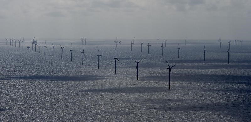 © Reuters. Windmills are seen in the "Dan Tysk" wind park of Swedish energy company Vattenfall and Stadtwerke Munich (public services Munich), located west of the German island of Sylt in the North Sea