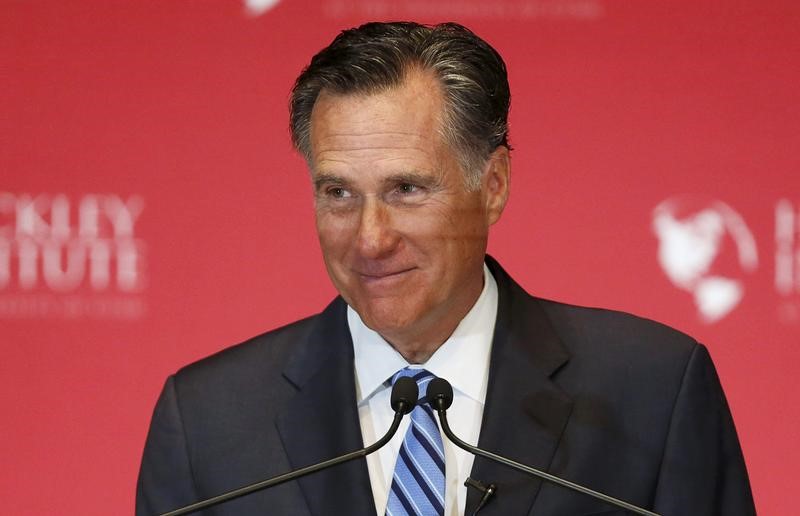 © Reuters. Former Republican U.S. presidential nominee Romney pauses and smiles as he delivers a speech criticizing current Republican presidential candidate Donald Trump in Salt Lake City