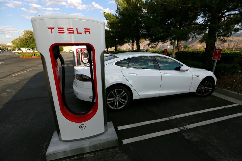 © Reuters. A Tesla Model S charges at a Tesla Supercharger station in Cabazon, California