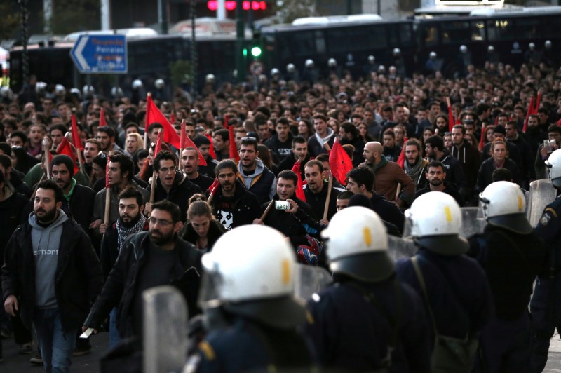 © Reuters. آلاف اليونانيين ينظمون مسيرة لإحياء ذكرى انتفاضة الطلاب عام 1973