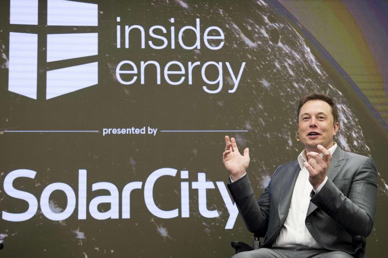 © Reuters. Elon Musk, Chairman of SolarCity and CEO of Tesla Motors, speaks at SolarCity's Inside Energy Summit in Midtown, New York