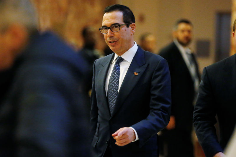 © Reuters. Steven Mnuchin, national finance chairman for Republican president-elect Donald Trump, arrives at Trump Tower in New York