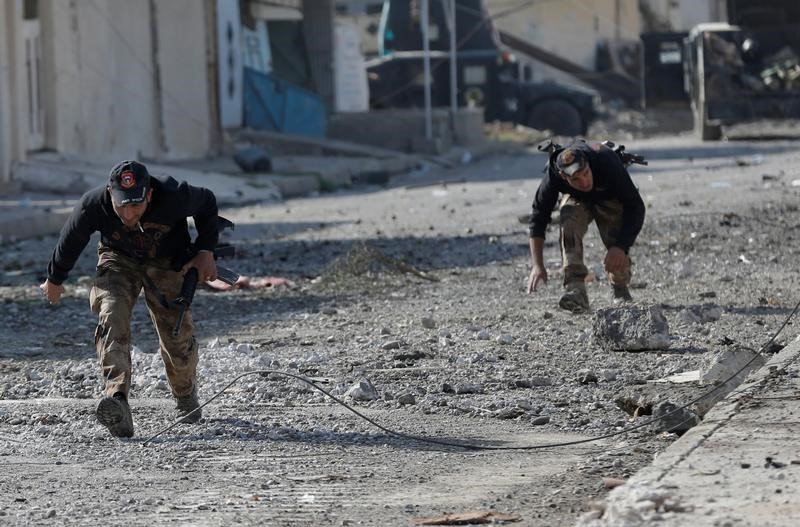 © Reuters. القوات العراقية تناضل لتمييز العدو عن الصديق في معارك الشوارع في الموصل