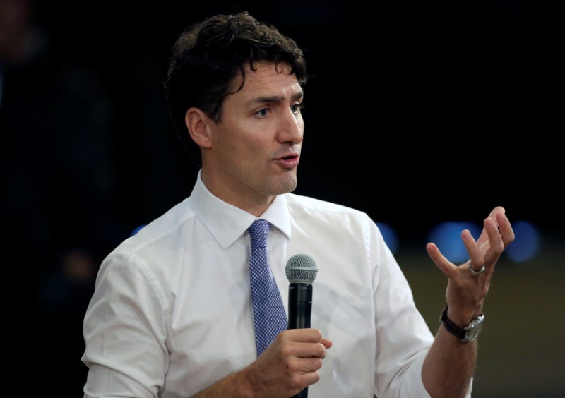 © Reuters. Canada's Prime Minister Justin Trudeau answers questions from Cuban university students at the University of Havana