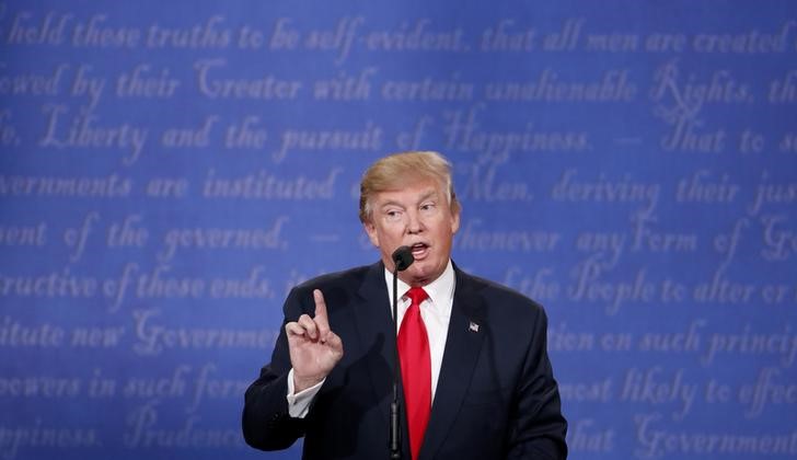 © Reuters. Republican U.S. presidential nominee Trump speaks during the third and final debate with Democratic nominee Clinton in Las Vegas