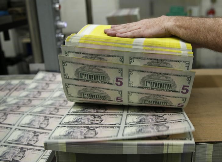 © Reuters. Sheets of Lincoln five dollar bill are fanned out at the Bureau of Engraving and Printing in Washington