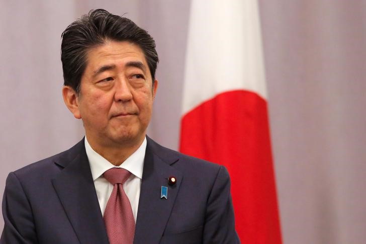 © Reuters. رئيس وزراء اليابان يقول واثق من بناء علاقات ثقة مع ترامب