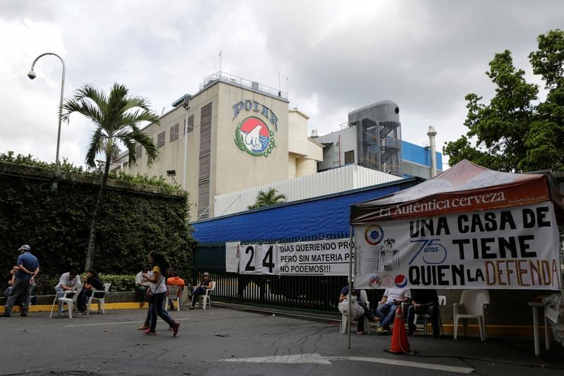 © Reuters. Empresas Polar workers gather at the main gate of one of its breweries in Caracas