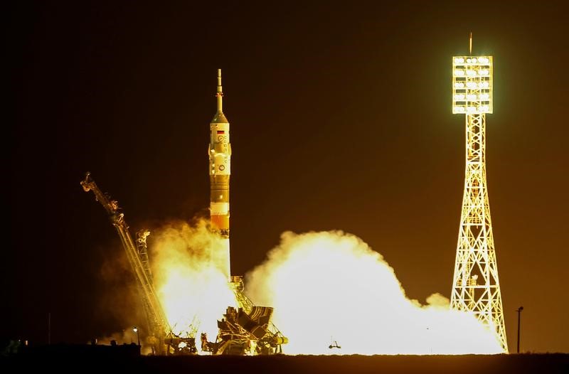© Reuters. انطلاق صاروخ يحمل طاقما جديدا إلى محطة الفضاء الدولية