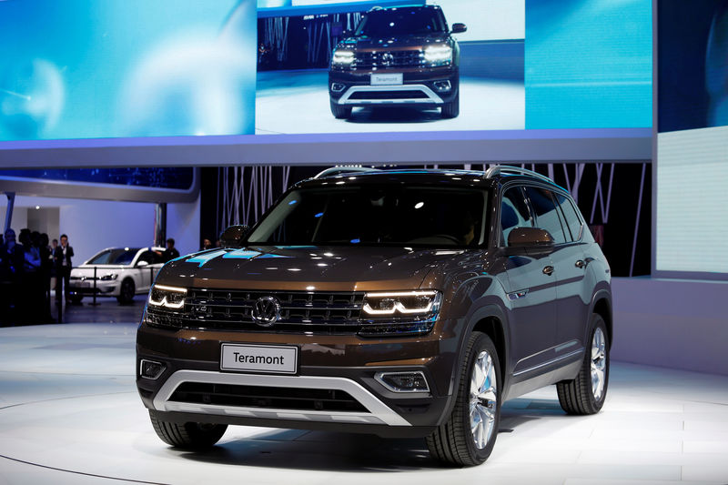 © Reuters. A Teramont SUV is introduced by Volkswagen at China (Guangzhou) International Automobile Exhibition in Guangzhou