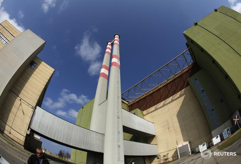 © Reuters. A general view of the Paks nuclear power plant reactor unit number four building in Paks