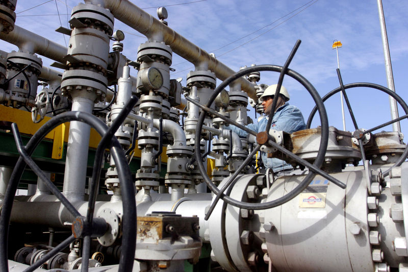 © Reuters. A worker checks the valves at Al-Sheiba oil refinery in the city of Basra