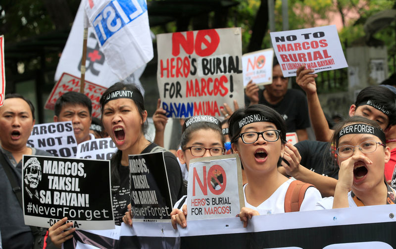 © Reuters. Protesters shout anti-Marcos slogans in Taft avenue