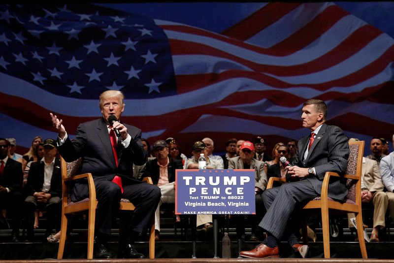 © Reuters. Republican presidential nominee Donald Trump speaks along side retired U.S. Army Lieutenant  General Michael Flynn during a campaign town hall meeting in Virginia Beach, Virginia