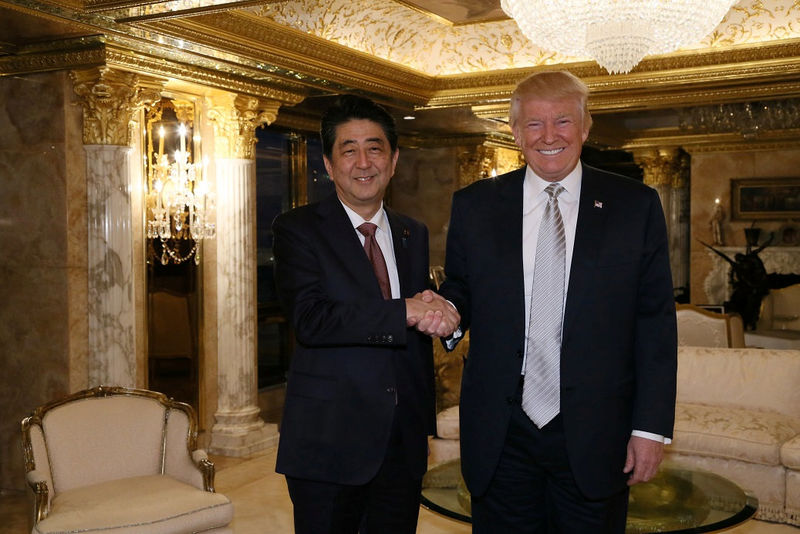 © Reuters. Primeiro-ministro do Japão, Shinzo Abe, e presidente eleito dos EUA, Donald Trump, durante encontro em Nova York