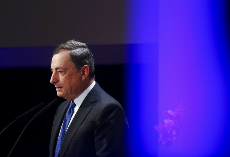 © Reuters. European Central Bank (ECB) President Mario Draghi speaks during the Euro Finance Week in Frankfurt