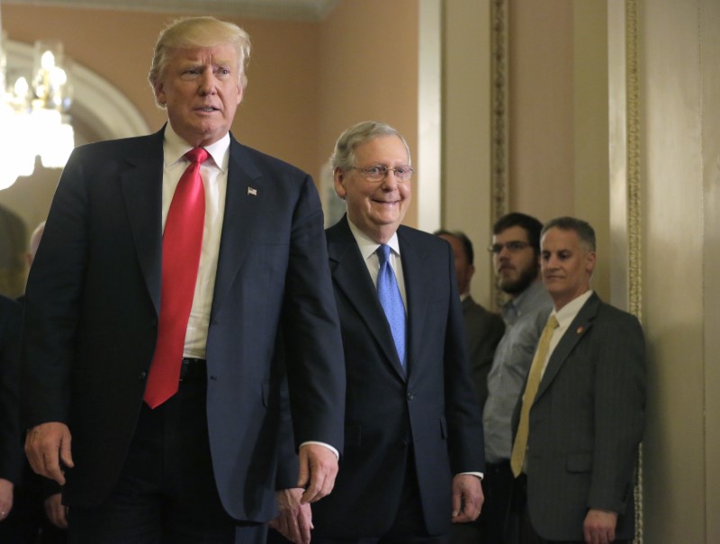 © Reuters. U.S. President-elect Donald Trump walks with Senate Majority Leader McConnell on Capitol Hill in Washington