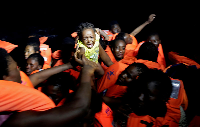 © Reuters. Imigrantes durante resgate no Mediterrâneo