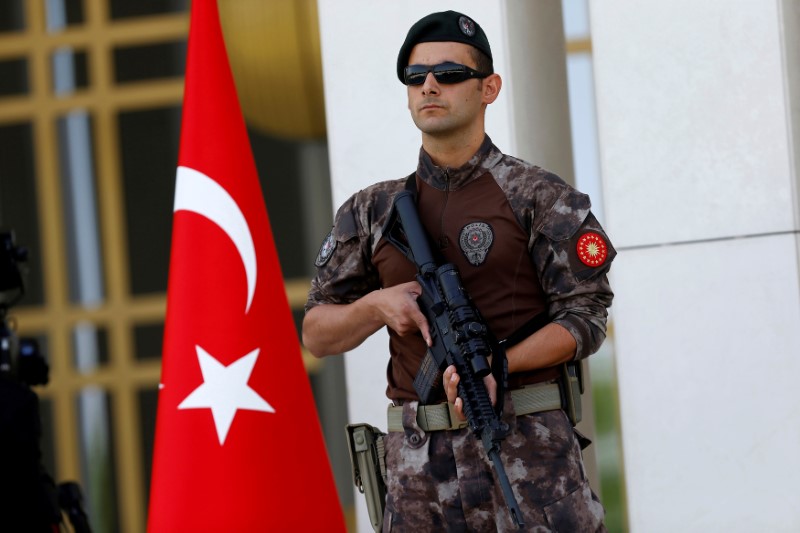 © Reuters. Membro das forças especiais da Turquia visto em Ancara