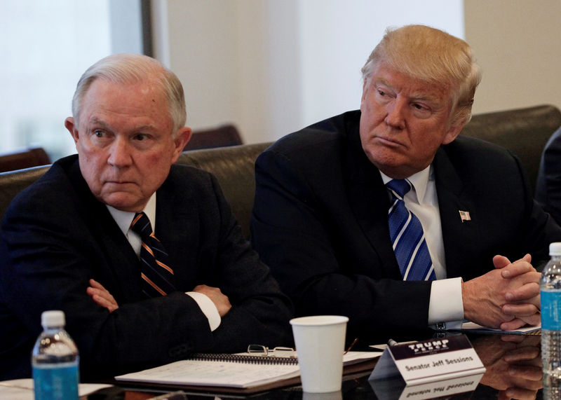 © Reuters. Trump nombra fiscal general al senador Sessions y al congresista Pompeo para la CIA