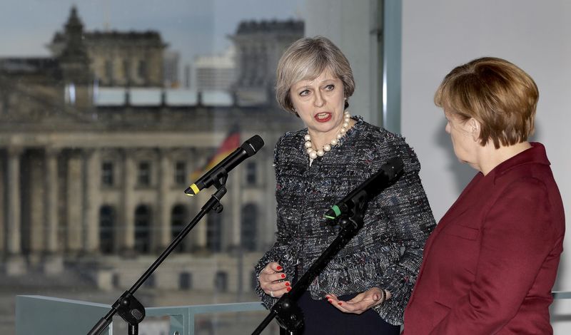 © Reuters. German Chancellor Merkel and Britain's Prime Minister May speak to the media prior to a meeting at the chancellery in Berlin