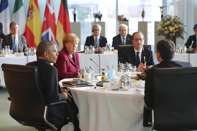 © Reuters. Presidente dos EUA, Barack Obama, durante encontro com a chanceler alemã, Angela Merkel, o presidente francês, François Hollande, e o premiê italiano, Matteo Renzi, em Berlim