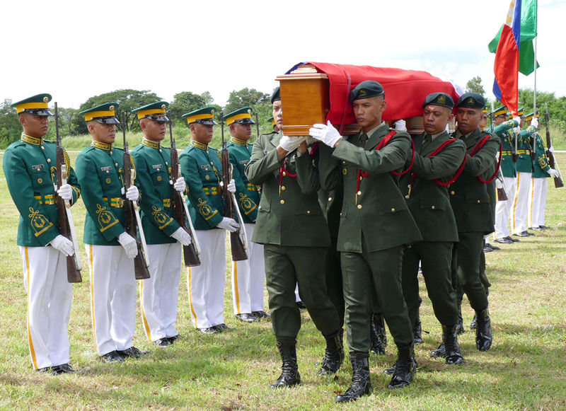 © Reuters. Soldados carregam caixão do ex-ditador filipino Ferdinand Marcos durante enterro em Taguig