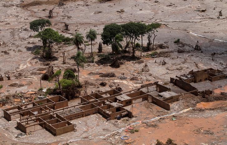 © Reuters. Os escombros da escola municipal de Bento Rodrigues, que ficou coberta por lama após o rompimento da barragem da Samarco, uma joint venture entre Vale e BHP Billiton, em Mariana, no Estado de Minas Gerais, Brasil