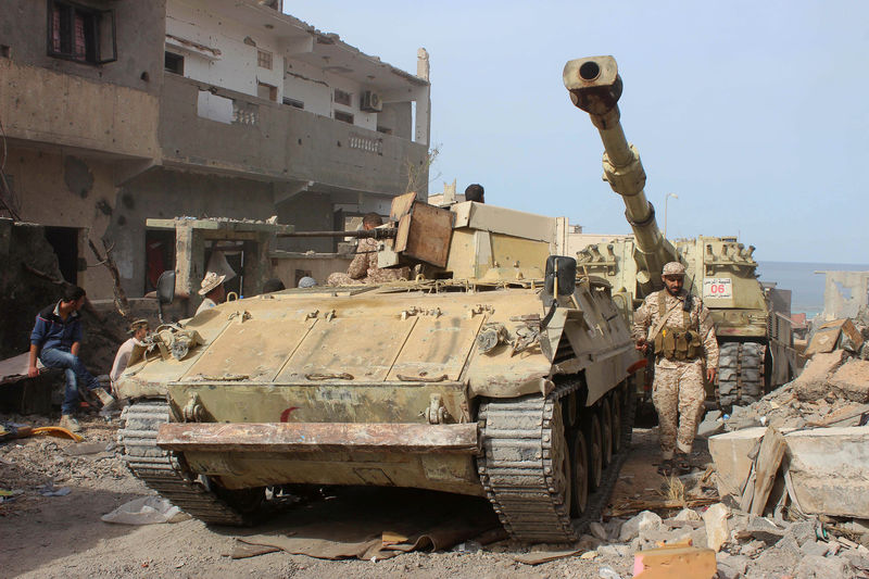 © Reuters. Fighters of Libyan forces allied with the U.N.-backed government gather near front line of fighting with Islamic State militants in Ghiza Bahriya district in Sirte