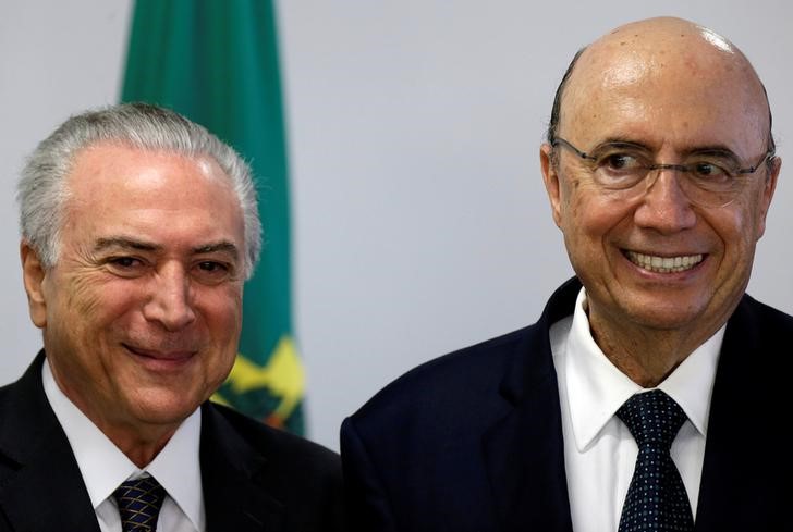 © Reuters. O presidente brasileiro Michel Temer ao lado do Ministro da Fazenda, Henrique Meirelles, durante reunião em Brasília