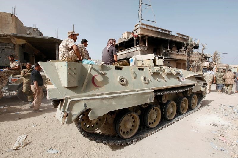 © Reuters. تحليل-بعيدا عن الموصل.. هزيمة وشيكة للدولة الإسلامية في سرت الليبية