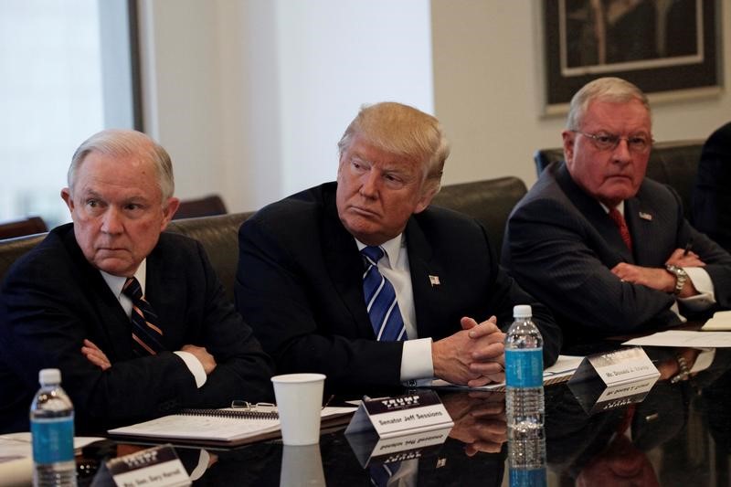 © Reuters. Republican presidential nominee Donald Trump sits with U.S. Senator Jeff Sessions and retired U.S. Army General Keith Kellogg during a national security meeting with advisors at Trump Tower in Manhattan