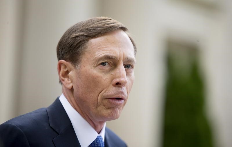 © Reuters. Former CIA director David Petraeus speaks after leaving the Federal Courthouse in Charlotte