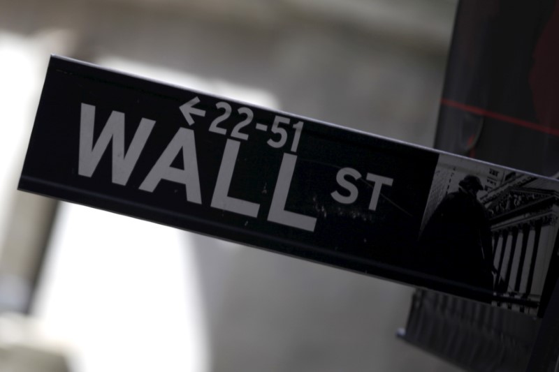 © Reuters. A Wall Street sign is seen in Lower Manhattan in New York