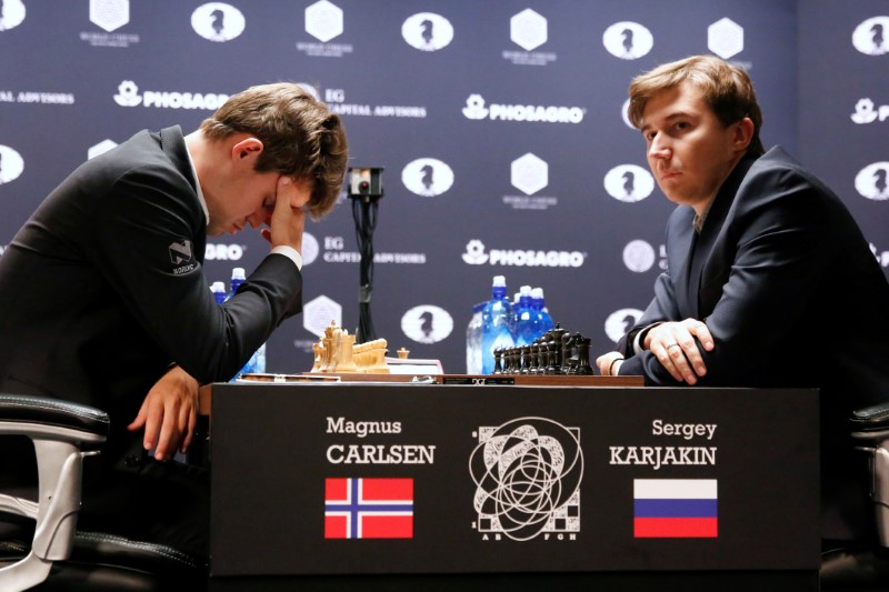 © Reuters. Magnus Carlsen, of Norway, reacts at his match with Sergey Karjakin, of Russia, during their round 5 of the 2016 World Chess Championship in New York