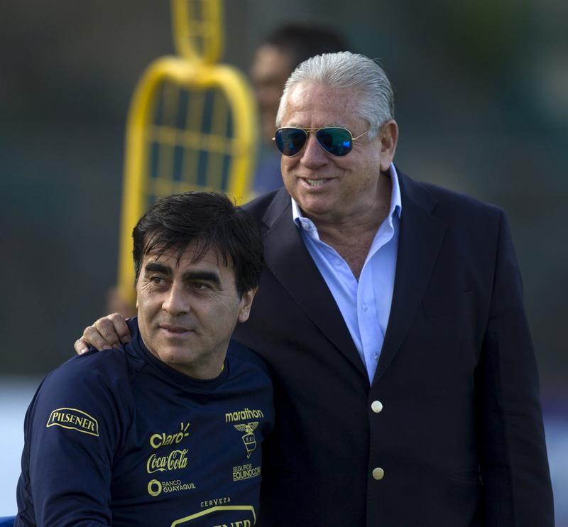 © Reuters. Ecuador's Soccer Federation President Luis Chiriboga speaks with coach Gustavo Quinteros during a training session at Ecuador's national team headquarters in Quito